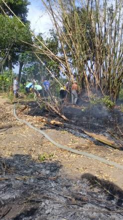 GOTONG-ROYONG WARGA PADAMKAN KEBAKARAN